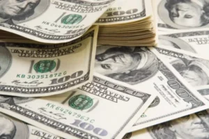 acoes-que-se-beneficiam-da-alta-do-dolar_171220244703-710x473-1-300x200 Dólar em Queda: Como Ajustar Seus Investimentos e Aproveitar o Novo Cenário