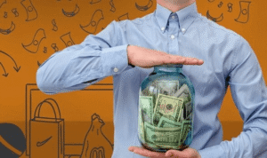 homem-segurando-pote-de-dinheiro-300x178 5 Passos para Montar Sua Reserva de Emergência!